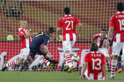 Villa dispara a puerta entre los defensas paraguayos en la jugada que supuso el gol de España.
