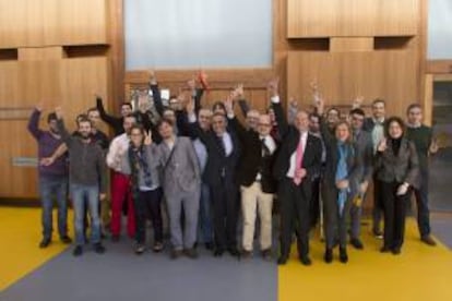 El satélite nodriza en el que viaja el minisatélite gallego Humsat -D se encuentra ya en órbita y la estación de tierra situada en la Universidad de Vigo ya recibe información. En la foto, todo el equipo que ha estado al frente del proyecto con Fernando Aguado (4d), director del proyecto; el rector de la Universidad de Vigo, Salustiano Mato (3d), el vicerrector de Transferencia, José Antonio Vilán (c); y la delegada de la Zona Franca de Vigo, Teresa Pedrosa (2d). El Humsat -D es un demostrador de la red de picosatélites, sensores y estaciones de recepción en tierra con fines humanitarios que se desarrollará en el marco de un proyecto auspiciado por la ONU y la Agencia Espacial Europea (ESA).