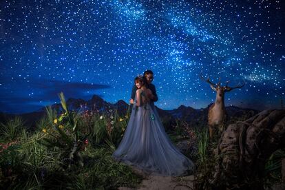 Una pareja posa para una sesión fotografía de preboda en un estudio, el 20 de septiembre de 2018, en Pekín (China).