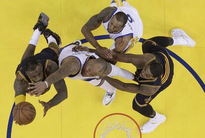 LeBron James ante Marreese Speights y Andre Iguodala.