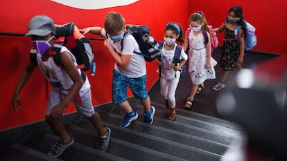 Alunos com máscaras em uma escola em Dortmund (Alemanha).