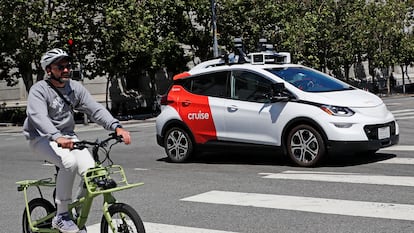 Un robotaxi de Cruise avanza por las calles de San Francisco en agosto de 2023.