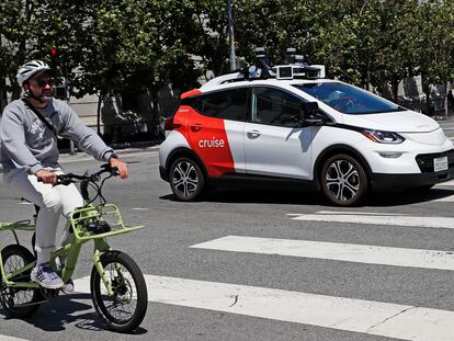 Cruise, a driverless robotaxi (R), drives on a street in San Francisco, California, USA, 11 August 2023.