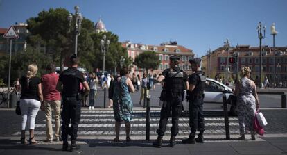 La policia francesa patrulla pel centre de Niça, el 16 de juliol del 2016.