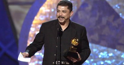 Emilio Navaira, en 2008, durante la recogida del Grammy latino al mejor album de música tejana.