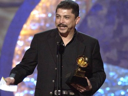 Emilio Navaira, en 2008, durante la recogida del Grammy latino al mejor album de música tejana.