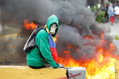 Un manifestante ante una barricada durante una protesta contra Maduro el pasado 24 de abril.