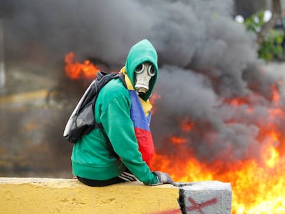 Un manifestante ante una barricada durante una protesta contra Maduro el pasado 24 de abril.
