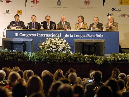 De izquierda a derecha, Francisco de Bergía, Humberto López Morales, Pedro Luis Barcia, Víctor García de la Concha, César Antonio Molina, José Moreno de Alba y Alfredo Matus, en el III Congreso de la Lengua Española que se celebra en Rosario.