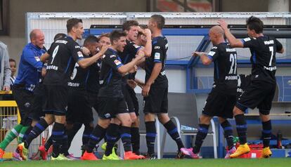 Los jugadores del Paderborn celebran el gol de 82 metros de Stoppelkamp, en el medio de la imagen con botas naranjas.