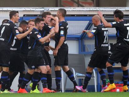 Los jugadores del Paderborn celebran el gol de 82 metros de Stoppelkamp, en el medio de la imagen con botas naranjas.