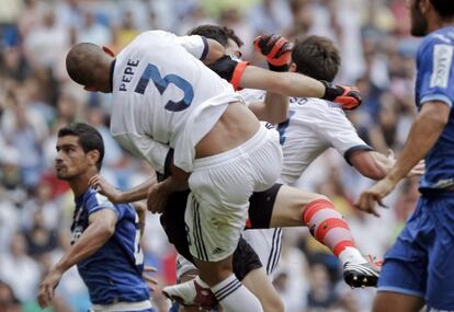 Pepe choca con Casillas durante el duelo ante el Valencia.