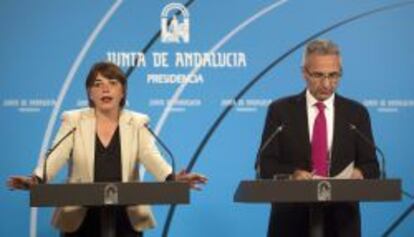 La consejera de Fomento y Vivienda de Andalucía, Elena Cortés (IU) (i), junto al portavoz del Ejecutivo, Miguel Ángel Vázquez