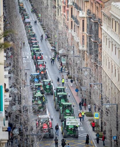 Cientos de tractores se manifiestan por la Gran Vía de Granada para pedir precios justos en el campo.