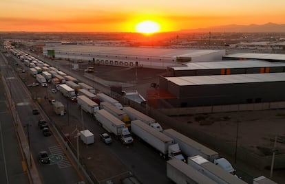 Cola de  camiones esperando para cruzar la frontera con Estados Unidos en Ciudad Jurez (Mxico), el viernes.