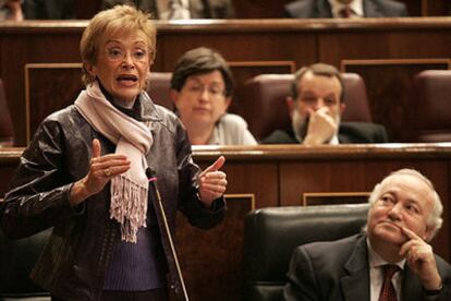 La vicepresidenta Fernández de la Vega responde en el Congreso en presencia del ministro Moratinos.
