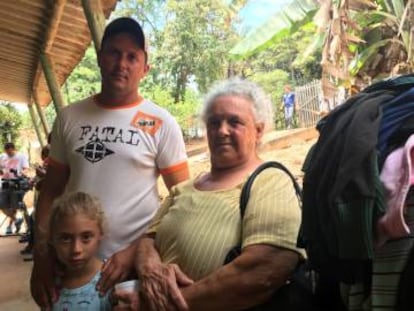 Pedro Rocha, a filha e a sogra ficaram na UBS do bairro Parque das Cachoeiras após serem forçados a saírem de casa.