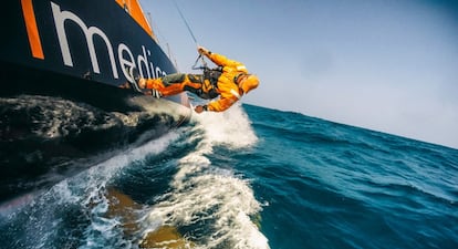 David Swete comprueba la quilla del barco después de navegar por una zona llena de basura y redes de pescadores al sur de la costa de Vietnam.