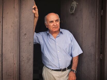 El poeta Francisco Brines, en la puerta de su casa en 2003.