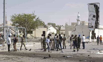 Zona de la explosión en Mogadiscio, Somalia.