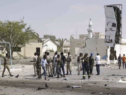 Zona de la explosión en Mogadiscio, Somalia.