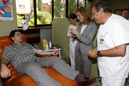 La ministra de Defensa, Carme Chacón, durante su visita al Centro de Transfusión de las Fuerzas Armadas, donde ha confirmado el relevo a EE UU en un puesto avanzado de Afaganistán.