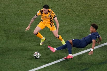Desire Doue, del PSG, a la derecha, y Alessandro Bastoni luchan por el balón durante la primera parte del encuentro.