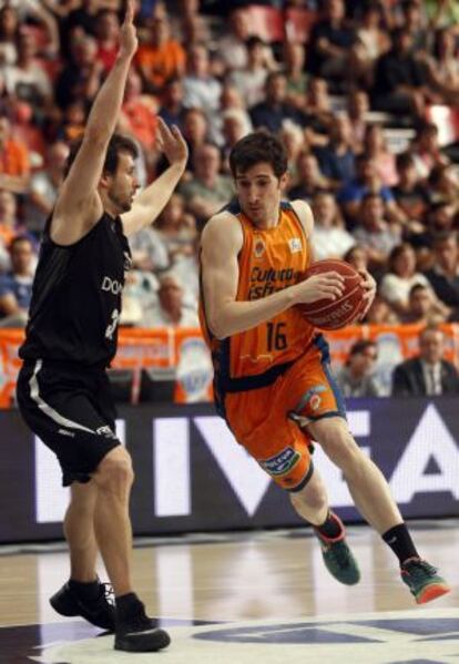 El base del Valencia Basket, Guillem Vives, trata de vencer la oposición del base del Bilbao, Raul López, en el partido disputada este sábado.