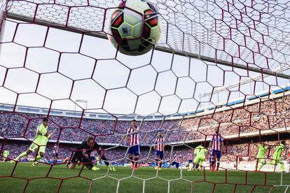 Oblak observa cómo el balón entra en su portería.