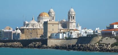 Vista de la catedral de C&aacute;diz desde la bah&iacute;a de la ciudad.