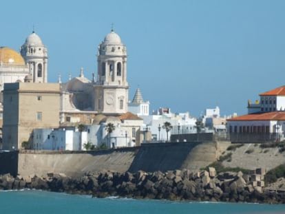 Vista de la catedral de C&aacute;diz desde la bah&iacute;a de la ciudad.