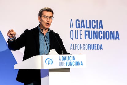 El presidente del PP, Alberto Núñez Feijóo interviene en un acto electoral en Sarria, este sábado en Lugo.