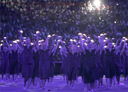 El baile, iluminado con luces, daba un aspecto emocionante al estadio olímpico de Atenas. Cientos de voluntarios han participado en la ceremonia de clausura, llena de color y simbolismo.