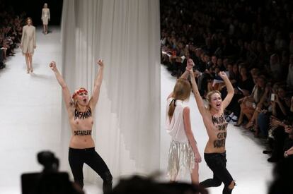 Activistas del movimiento Femen, en el desfile parisino de Nina Ricci.