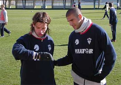 Aranda conversa con Pacheco, su compañero y <i>psicólogo.</i>