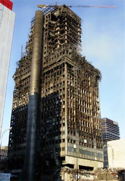 1.00.El fuego se extiende de forma imparable por el edificio, mientras la policía corta al tráfico en los alrededores del paseo de la Castellana.