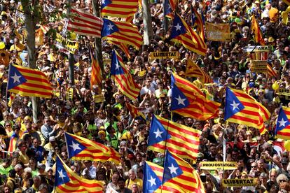 Bandera independentistas son ondeadas por los manifestantes.