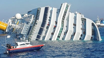 El crucero "Costa Concordia" tras encallar frente a las costas de la isla de Giglio.