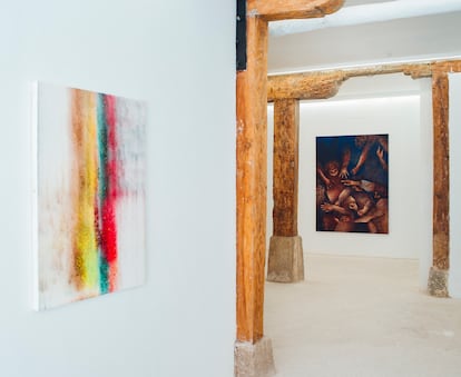 La primera exposición de Villa Magdalena en Madrid, recién montada. A la izquierda, la pintura abstracta 'F4S1.8', de Richard Tinkler, y, a la derecha, la figurativa 'Apparenze mutevoli senza compromesso', de Cecilia de Nisco.