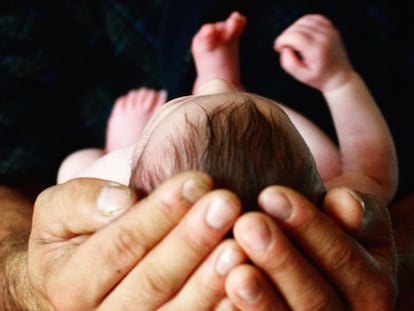 Un padre sujeta a su recién nacido. Los padres primerizos se enfrentan a muchos retos.