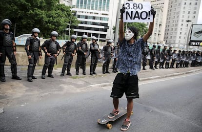 'Mascarado' no ato da última sexta.