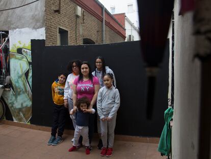 Yerkenia Ortiz y sus cinco hijos en el domicilio de Puente de Vallecas.