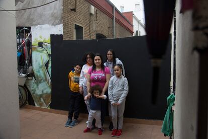 Yerkenia Ortiz y sus cinco hijos en el domicilio de Puente de Vallecas.