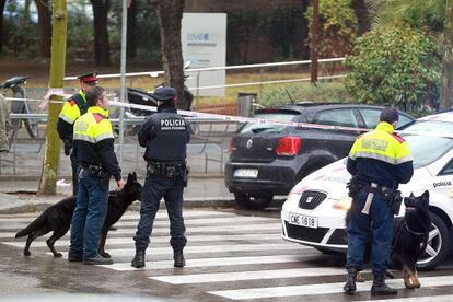 Agentes acordonando la zona.