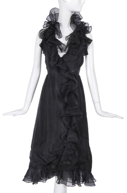 Vestido de cóctel negro de Valentino de la colección otoño-invierno 1970-71 que llevó la actriz Audrey Hepburn.