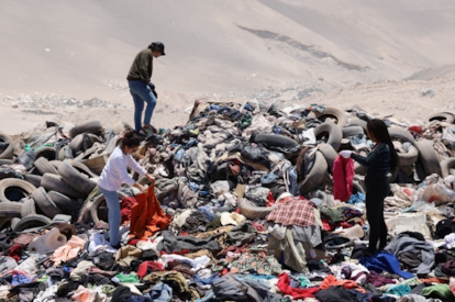 Personas recuperan prensas del basurero, en el desierto de Atacama.