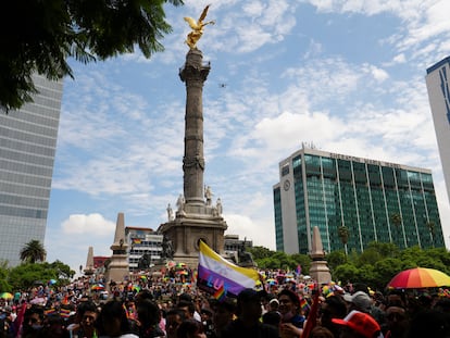 Desde muy temprano, cientos de personas comenzaron a reunirse en los alrededores del Ángel de la Independencia, desde donde sale anualmente la marcha rumbo al Centro Histórico de la ciudad. 
