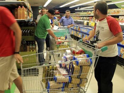 Militantes del Sindicato Andaluz de Trabajadores roban alimentos para d&aacute;rselos a los pobres.