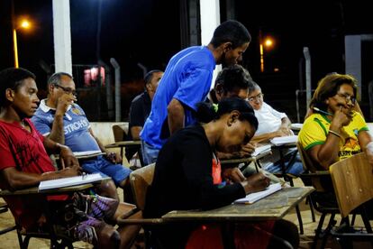 En Nova Conquista, se imparten clases de alfabetización por las noches, cuando todos sus habitantes han terminado de trabajar el campo. ‘Chiquinho’ es el profesor y entre sus alumnos se encuentran Elenilson, Rodrigues y Edna. Aprender a leer y a escribir es otra forma de mantenerse en libertad.