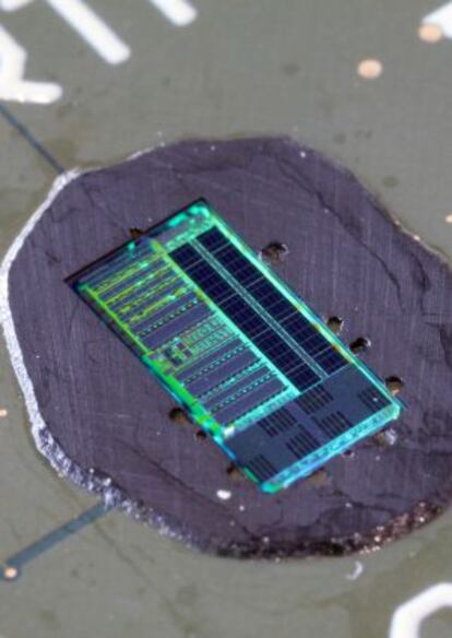 El chip fotónico fue impreso en una cadena convencional de microchips electrónicos de silicio.
